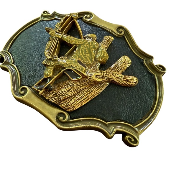 VTG Hunter Bowhunting Belt Buckle Brass Leather Archery Arrow Raintree USA 70s - Picture 3 of 10
